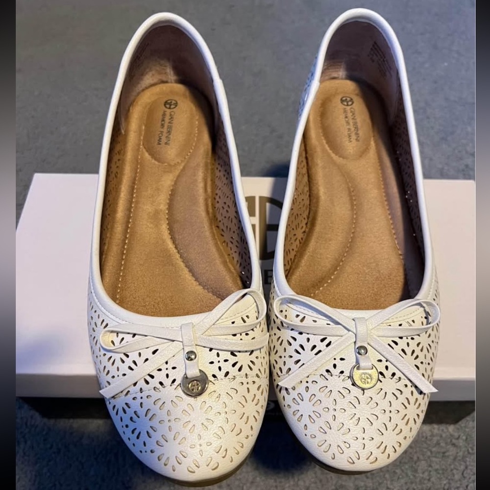 Giani Bernini Odeysap3 White Flats Size 9.5M